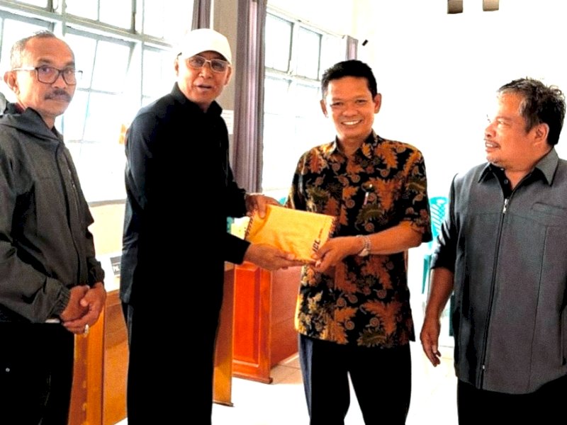 Pimpinan PT Malea Energy Hidropower Victor Datuan Batara, menyerahkan bantuan kepada Ketua I BPS Wilayah III Gereja Toraja, Pdt. Oky Kombong. 