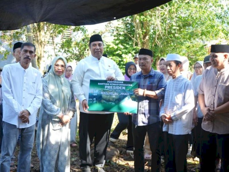 Bupati Maros Serahkan Bantuan Sapi Kurban Presiden Prabowo ke Warga Camba