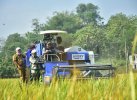 Bupati Doni Serahkan Bantuan Alsintan ke Petani, Ada Combine Harvester hingga Pompa Air