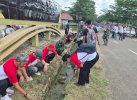 Koramil Pammana Gotong Royong Bersihkan Lingkungan, Libatkan Sispala SMAN 9 Wajo