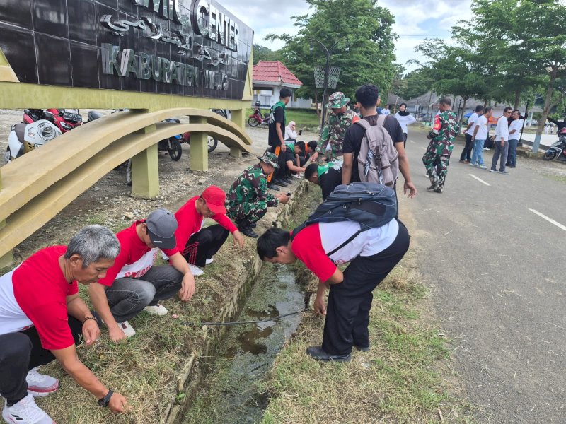 Koramil Pammana Gotong Royong Bersihkan Lingkungan, Libatkan Sispala SMAN 9 Wajo