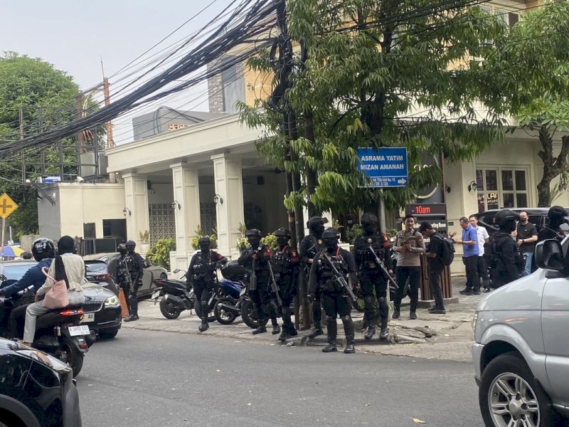 Penggeledahan sebuah restoran di Cipete, Jakarta. 