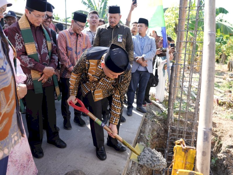 Wali Kota Makassar Munafri Arifuddin mendampingi Menag Nasaruddin Umar, melakukan peletakan batu pertama pembangunan Gerbang Moderasi Indonesia di kawasan BTP. 