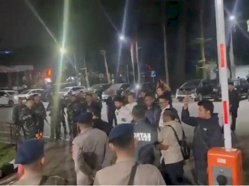 Sejumlah Pria Rambut Cepak Bersenjata Datangi Polda Metro Jaya, TNI Membantah