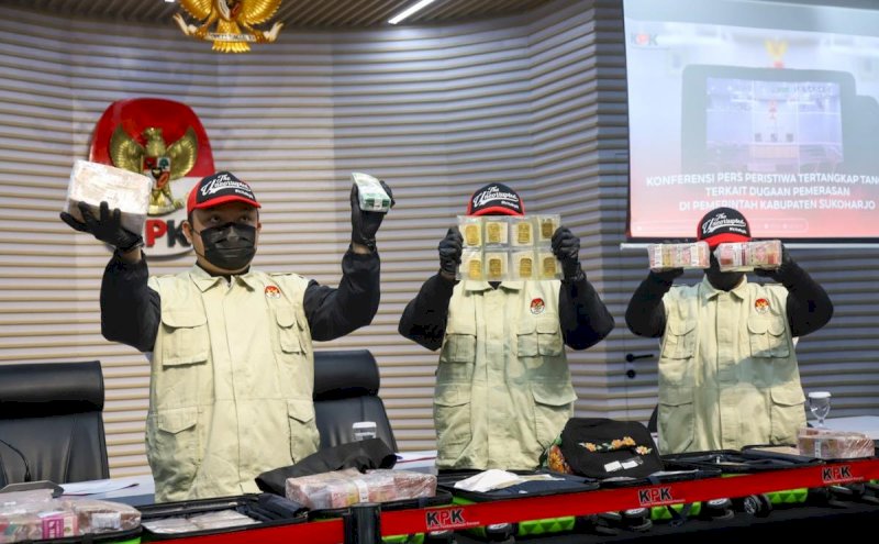 KPK Sita Rp13,9 M dan Emas 2,5 Kg dari Brankas Bupati Sukoharjo Etik Suryani 