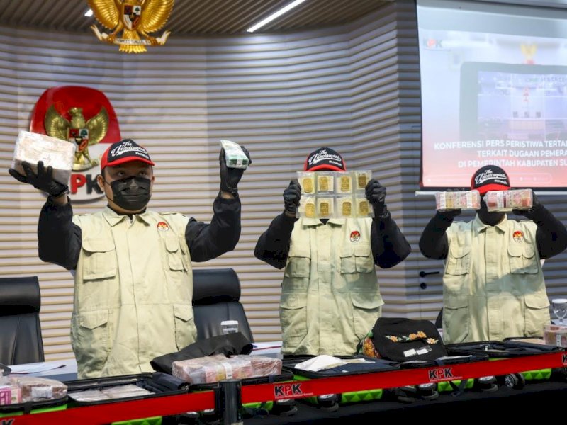 KPK Sita Rp13,9 M dan Emas 2,5 Kg dari Brankas Bupati Sukoharjo Etik Suryani 