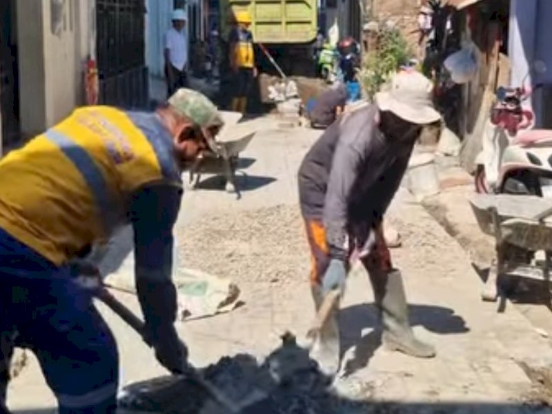 Respons Aduan Warga, Dinas PU Makassar Lakukan Pemasangan Paving Blok di Jl Sinassara&nbsp;