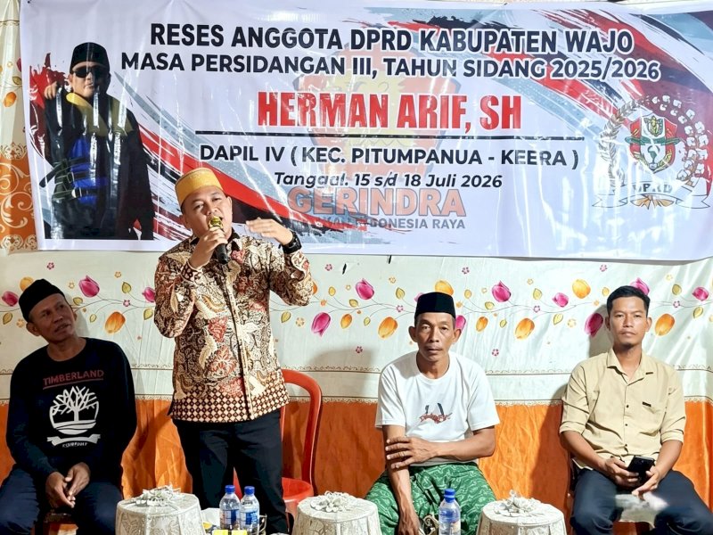 Legislator Wajo Herman Arif Serahkan Alsintan untuk Petani Pitumpanua