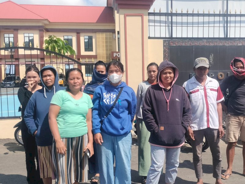 Keluarga korban pembunuhan saat mendatangi Polres Torut. 
