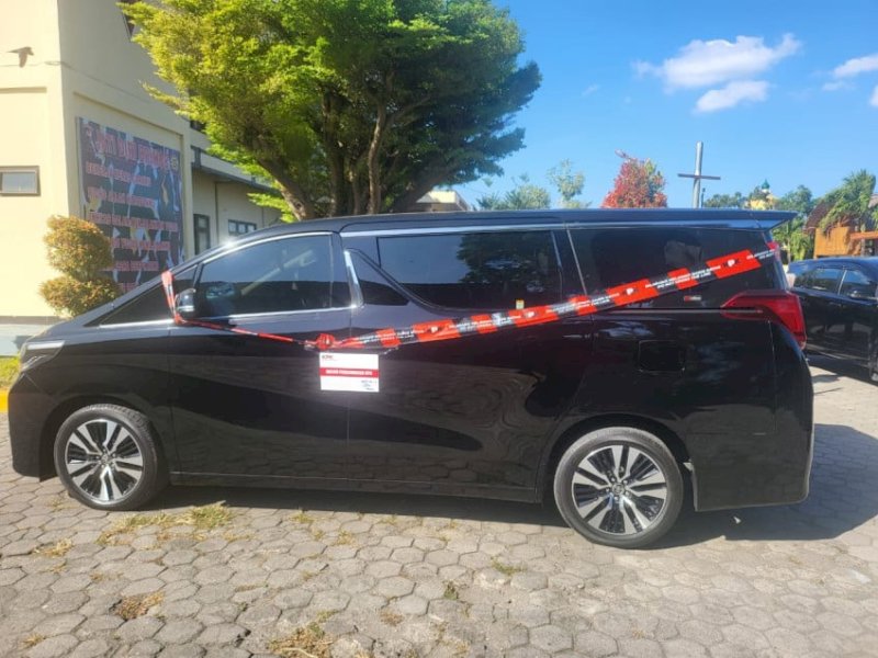 Penampakan Alphard yang Disita KPK Terkait OTT Bupati Lombok Barat Ahmad Zaini