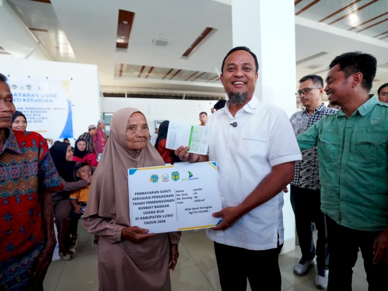 Sudirman Serahkan Ganti Rugi Lahan Bandara Bua Luwu, Totalnya Rp17,5 M
