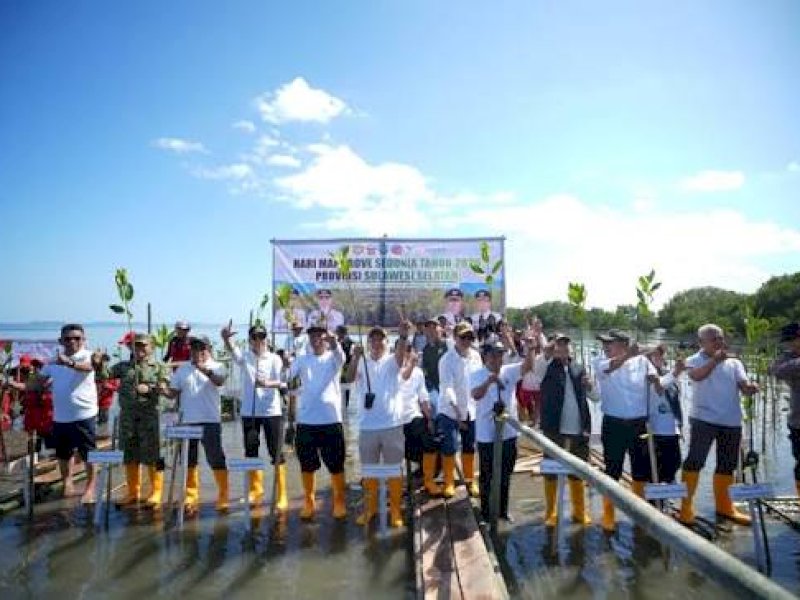 Hadapi Perubahan Iklim, Pemprov Sulsel Inisiasi Penanaman 7.000 Mangrove