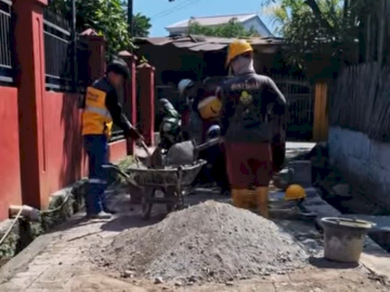 Beri Akses yang Nyaman, Dinas PU Makassar Lakukan Pemasangan Paving Blok di Blok AC BTP