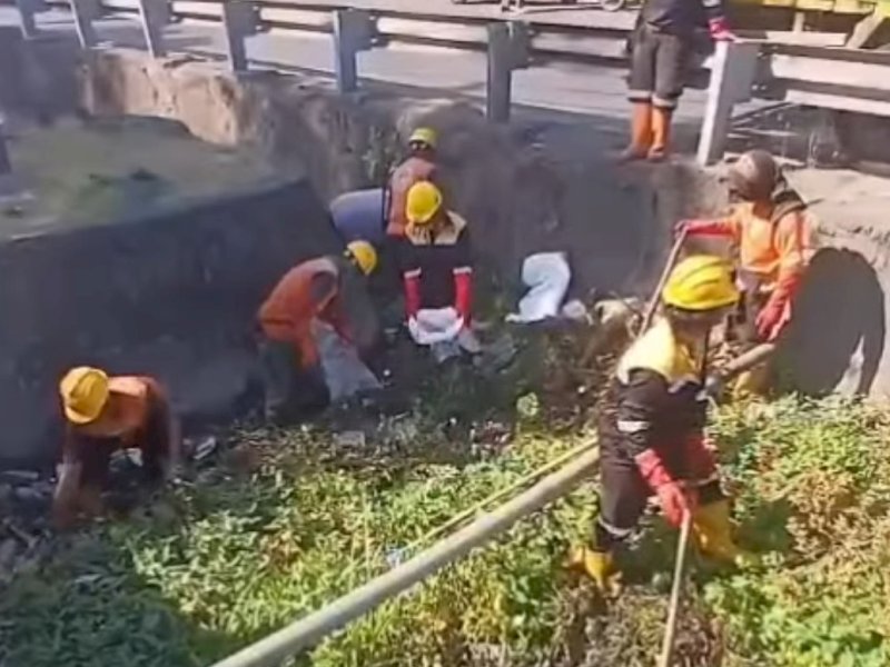 Optimalkan Fungsi Drainase, Dinas PU Makassar Lakukan Pengerukan di Jalan Pengayoman  