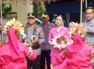 Tiba di Mapolres Wajo, Kapolres Baru AKBP Diouglas Mahendrajaya Disambut Tari Padduppa