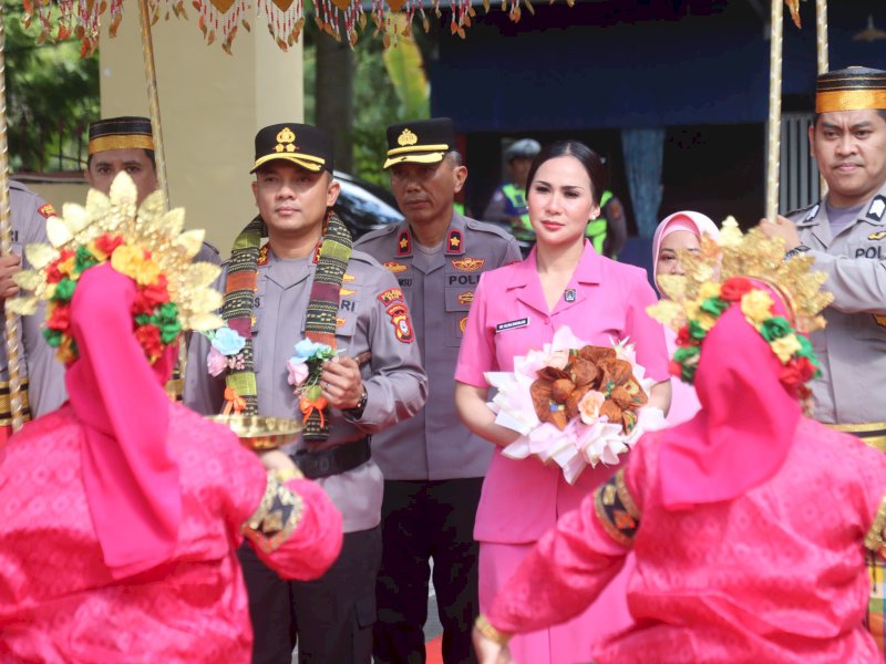 Tiba di Mapolres Wajo, Kapolres Baru AKBP Diouglas Mahendrajaya Disambut Tari Padduppa
