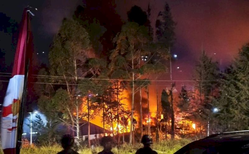 Pembagian Dana Desa Ricuh, Massa Bakar 11 Kantor Pemerintah di Puncak Papua
