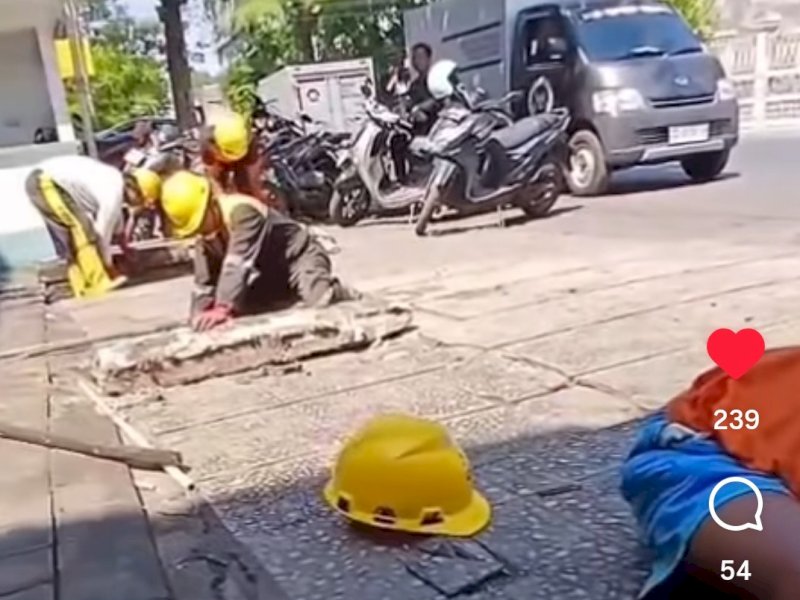 Respons Aduan Warga, Dinas PU Makassar Lakukan Normalisasi Drainase di Jalan Rusa 