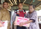 Sambut HUT ke-81 RI, Kapolres Wajo Bagikan 30 Dos Bansos ke Warga di TPI 45