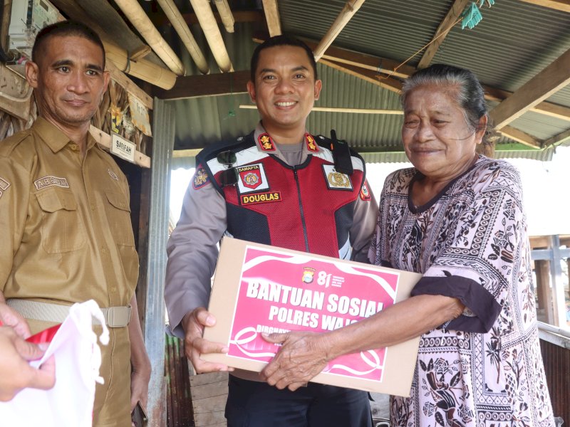 Sambut HUT ke-81 RI, Kapolres Wajo Bagikan 30 Dos Bansos ke Warga TPI 45