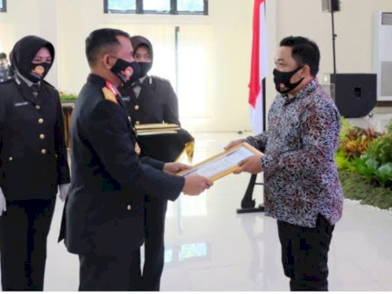 Direktur Laksus Muh Ansar saat menerima penghargaan dari Polda Sulsel. 
