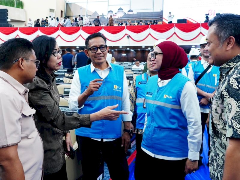 Direktur Distribusi PLN, Arsyadany G. Akmalaputri (kedua dari kanan) didampingi oleh General Manager PLN Unit Induk Distribusi Jakarta Raya, Moch. Andy Adchaminoerdin (ketiga dari kiri) melakukan inspeksi sistem kelistrikan di kawasan Gedung DPR/MPR RI, Jakarta, pada Kamis (13/8).