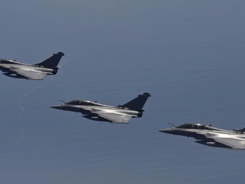 RI Pamer Pesawat Tempur Rafale dan A400 M: Manuver di Langit Istana