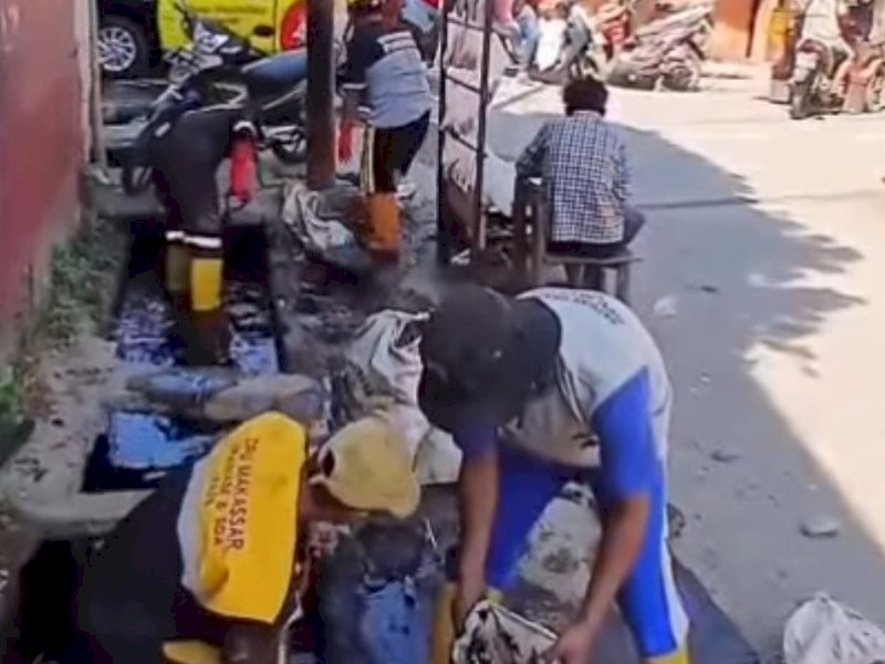 Kembalikan Fungsi Drainase, Dinas PU Makassar Lakukan Pengerukan Sedimen di Jalan Tinumbu 