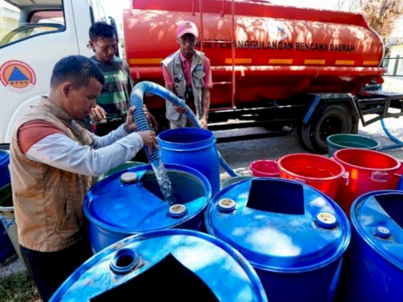 Pemprov Sulsel Distribusikan Air Bersih untuk Warga Terdampak Kekeringan di Maros