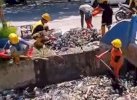 Dinas PU Makassar Lakukan Pengerukan Sedimen dan Sampah di Jalan A Rahman Hakim 