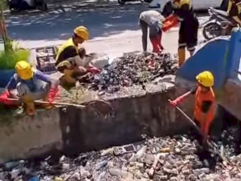 Dinas PU Makassar Lakukan Pengerukan Sedimen dan Sampah di Jalan A Rahman Hakim 