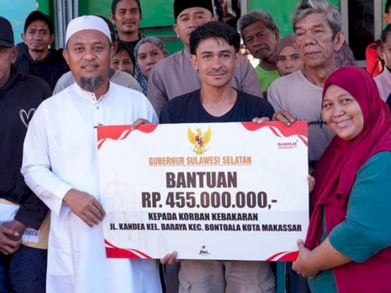 Gubernur Sudirman Beri Bantuan Rp455 Juta untuk Korban Kebakaran Kandea Makassar