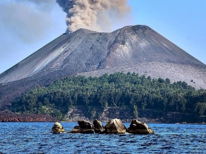 Badan Geologi: 4 Gunung Api Meletus Hari Ini, Termasuk Krakatau dan Semeru