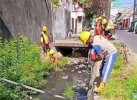 Respons Aduan Warga, Dinas PU Makassar Lakukan Normalisasi Saluran Sekunder di Jalan Sungai Kelara