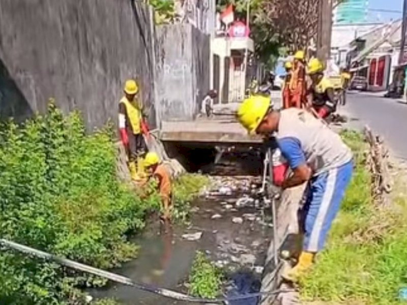 Respons Aduan Warga, Dinas PU Makassar Lakukan Normalisasi Saluran Sekunder di Jalan Sungai Kelara