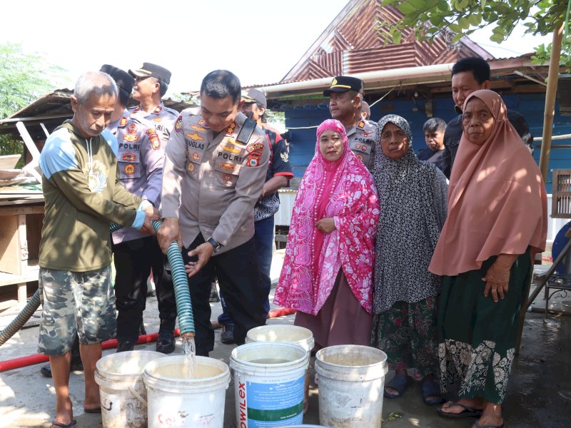Kekeringan Meluas, Polres Wajo Salurkan 6.000 Liter Air Bersih ke Permukiman Warga