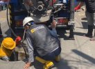 Dinas PU Makassar Lakukan Penanganan Saluran IPAL yang Tersumbat di Jalan Ratulangi 