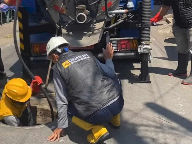 Dinas PU Makassar Lakukan Penanganan Saluran IPAL yang Tersumbat di Jalan Ratulangi 
