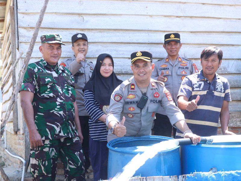 Terdampak Kekeringan, Polres Wajo Salurkan 12.000 Liter Air Bersih untuk Warga Maddukkelleng