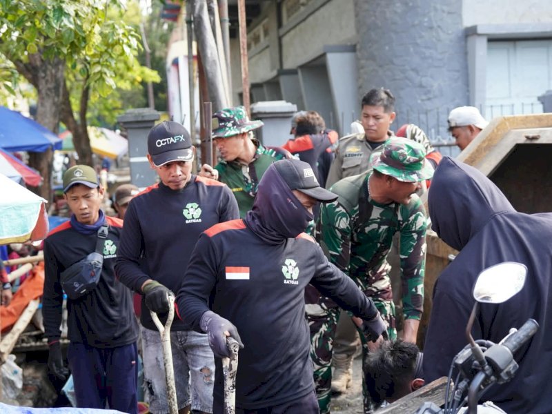 Sambut HUT ke-81 TNI, Kodim Wajo-Pemda Bersihkan Pasar Sengkang