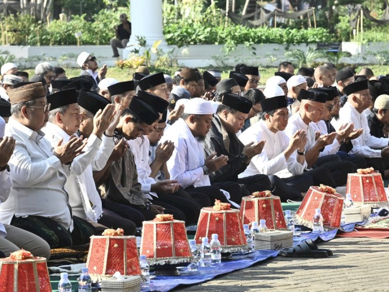 Kekeringan Berkepanjangan, Ribuan Warga Gelar Salat Istisqa di Rujab Gubernur Sulsel