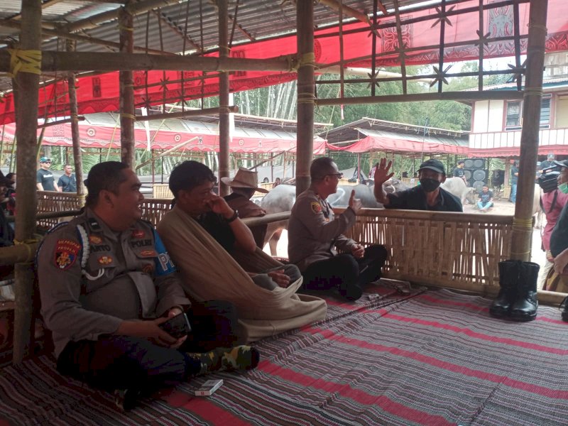 Kapolsek Tondon Nanggala Patroli Dialogis, Ingatkan Jauhi Judi Sabung Ayam