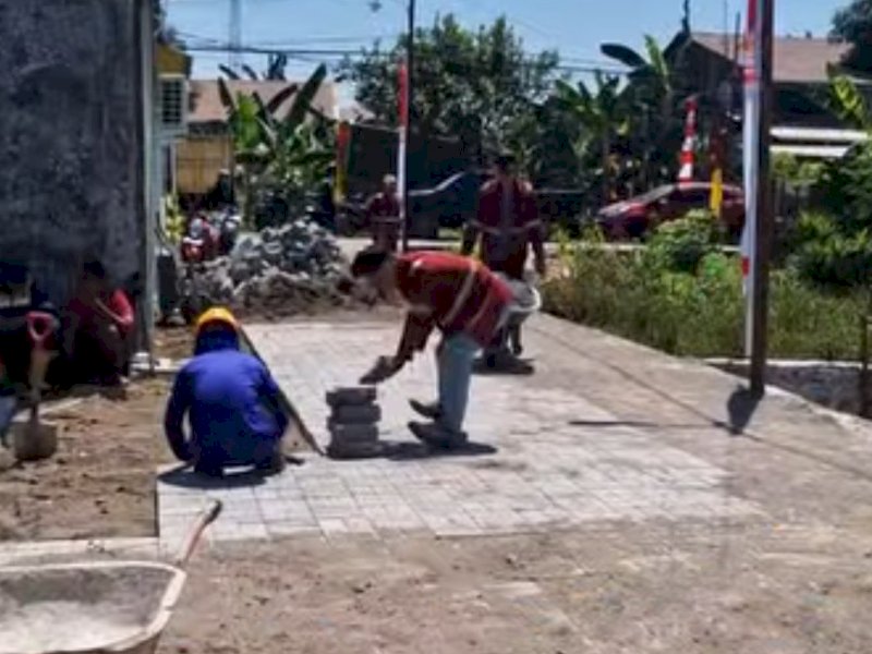 Dinas PU Makassar Lakukan Pemasangan Paving Blok di Jl Pasarankeke Lr Melon