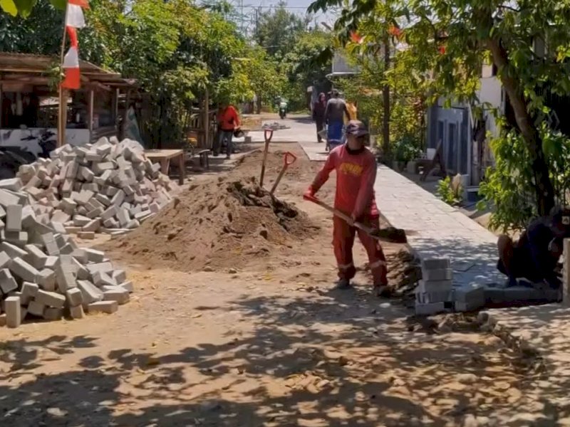 Dukung Mobilitas Warga, Dinas PU Makassar Lakukan Pemasangan Paving Blok di BTP Blok AF