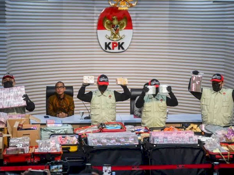 KPK Tunjukkan Barang Bukti Rp100 M dari OTT Kasus Mafia Tanah BPN