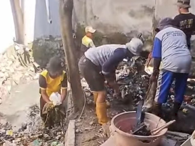 Tersumbat Sedimen, Dinas PU Makassar Normalisasi Saluran Air Jalan Baji Pamai Dalam