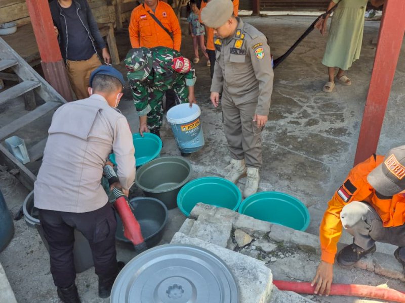 Koramil Tempe-BPBD Wajo Distribusikan Air Bersih ke Warga Terdampak Kekeringan 