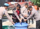 Polres Wajo Kembali Salurkan 6.000 Liter Air Bersih di Wilayah Terdampak Kekeringan di Tanasitolo