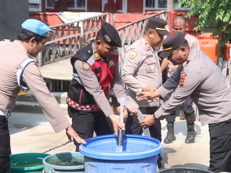 Polres Wajo Kembali Salurkan 6.000 Liter Air Bersih di Wilayah Terdampak Kekeringan di Tanasitolo