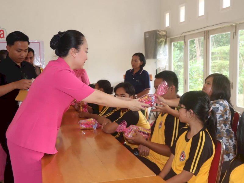HKGB Ke-74, Polres Torut-Bhayangkari Berbagi dengan Penyandang Disabilitas di Yayasan RBM